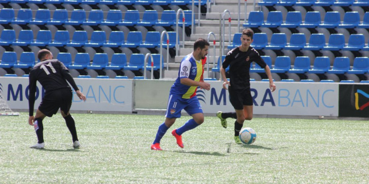 Riera supera dos jugadors del Girona B en el primer partit que van disputar els tricolors aquesta temporada.
