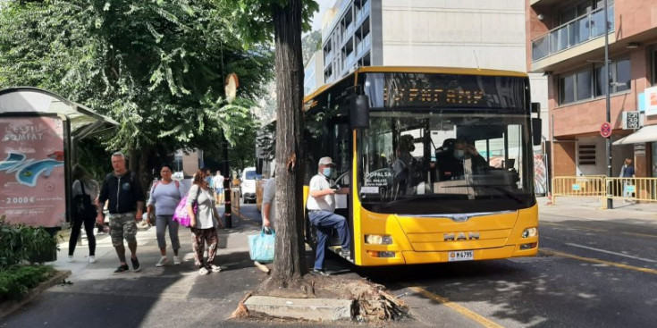 Un autobús recull persones a la parada de l’Ambaixada d’Espanya.