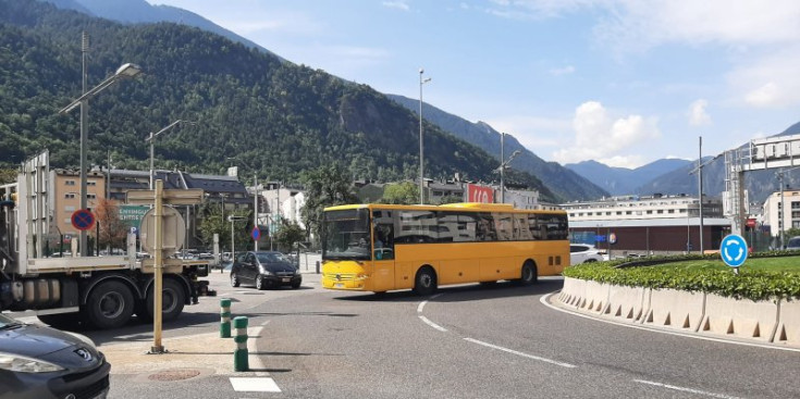 Un autobús a la rotonda de la Dama de Gel.