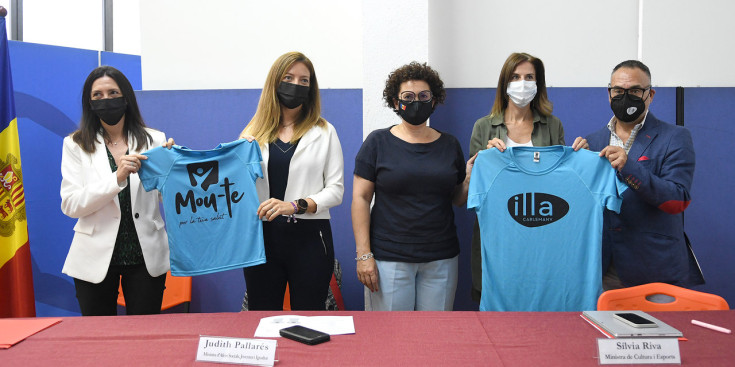 Eva Choy, Helena Mas, Judith Pallarés, Sílvia Riva i Andreu Invernon durant la presentació amb la samarreta que s’ha fet per a la campanya.