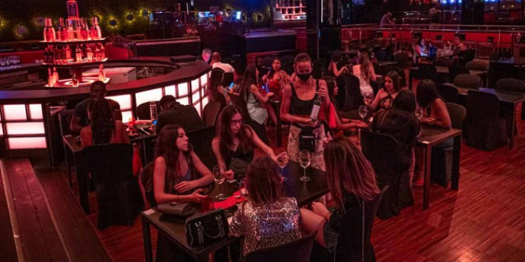 Persones prenen una beguda en una discoteca de Barcelona.