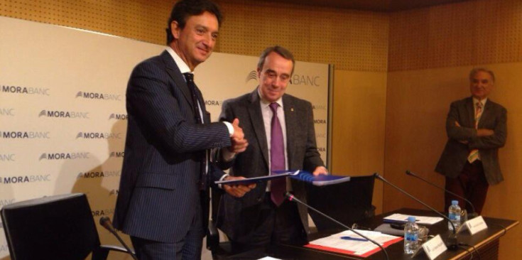 Joan Carles Sasplugas (director general de MoraBanc) i Jordi Minguillón (cònsol d'Andorra la Vella) van renovar l'acord, ahir.
