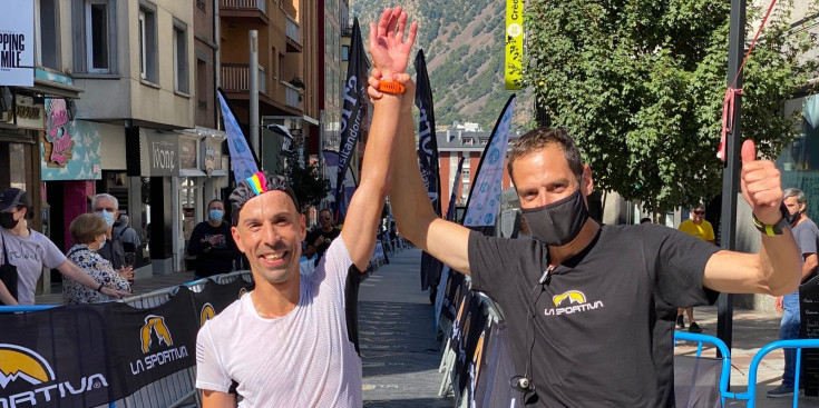 Òscar Casal celebra la seva victòria en L’Sportiva Andorra Trail amb el director de la cursa, Joan Turné.