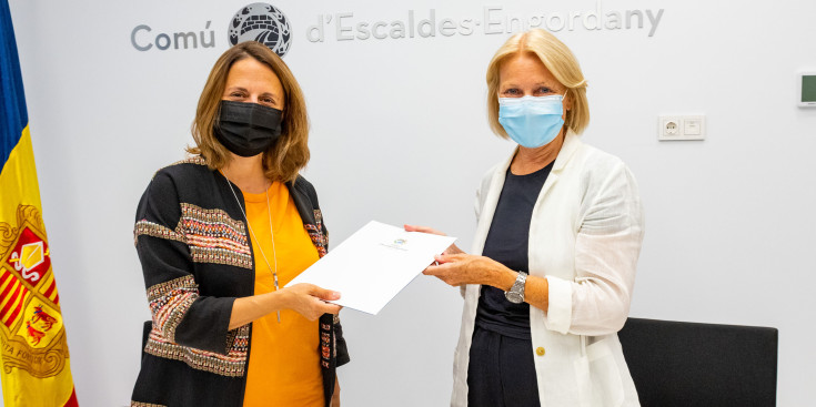 La cònsol major escaldenca, Rosa Gili, i la presidenta d'Unicef, Laura Álvarez, mostrant el conveni de col·laboració després de la signatura.