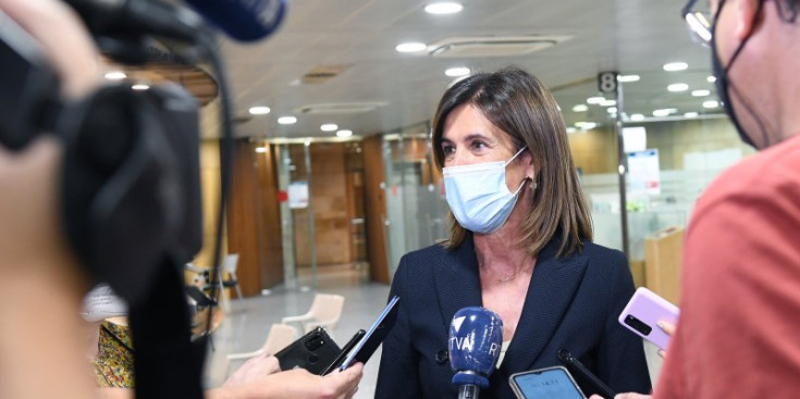 La ministra d’Educació i Ensenyament Superior, Ester Vilarrubla, va ressaltar en les declaracions que va realitzar ahir a la tarda a l’edifici administratiu del Govern el percentatge de consentiment per a fer els tests ràpids d’antígens, que va ser «pràct