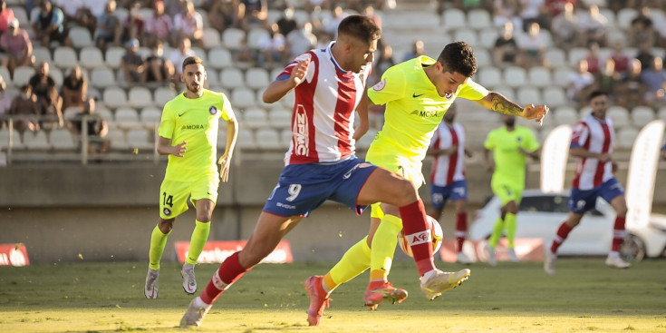 Morer condueix la pilota davant un jugador de l’Algesires en el darrer partit de l’FC Andorra a la lliga.