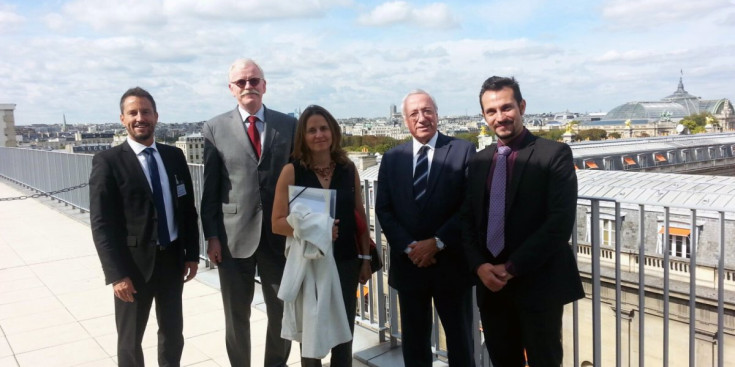 Els membres del PS en la reunió d’ahir a París.