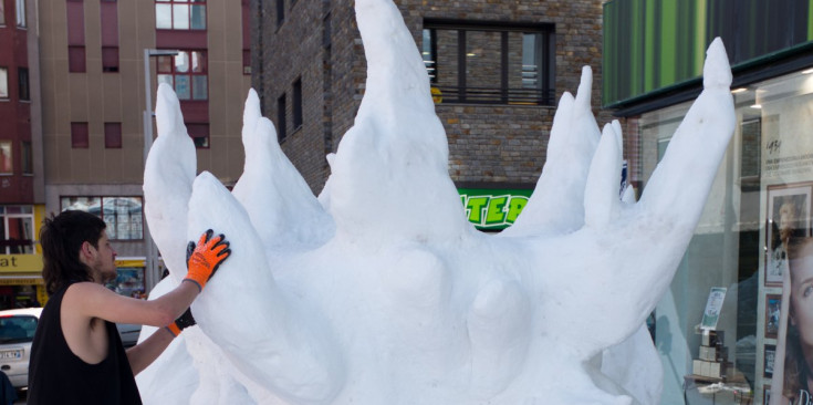 Alguns participants esculpeixen les escultures de neu al concurs del Pas de la Casa, ahir.