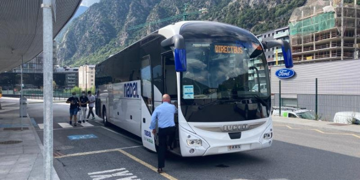 Un vehicle d’Autocars Nadal surt de l’Estació Nacional d’Autobusos, ahir.