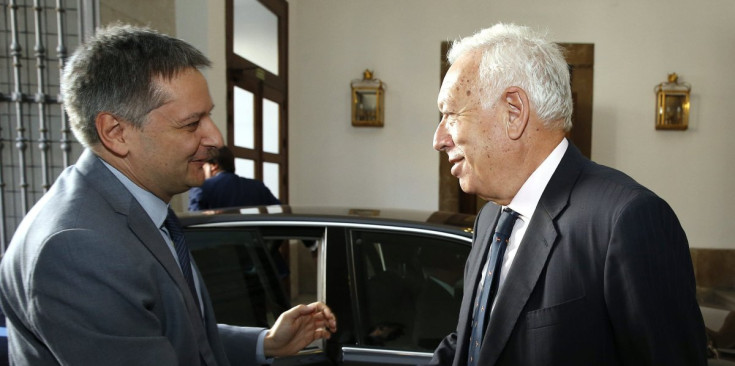 El ministre d’Afers Exteriors, Gilbert Saboya, saluda el seu homòleg espanyol, García Margallo, ahir a Madrid.