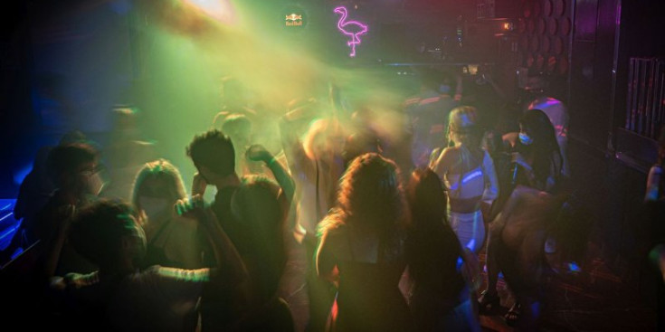 Persones en una discoteca de Barcelona, durant la breu obertura del sector a l’estiu.