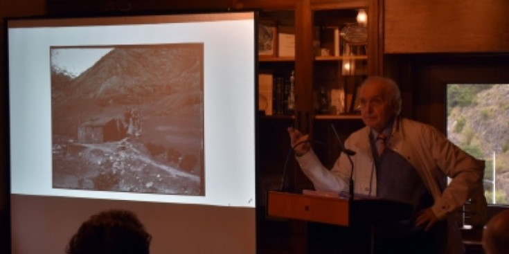 Un moment de la presentació del llibre de l’historiador Albert Pujal.