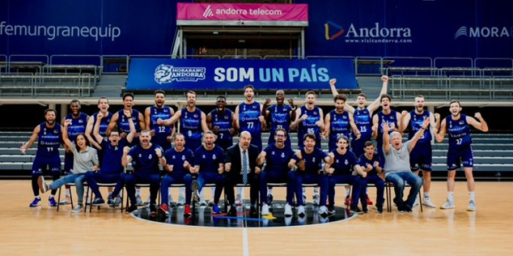 La plantilla del MoraBanc durant la sessió de la foto d’equip d’aquesta temporada.