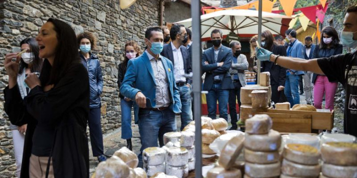 Les autoritats van recórrer el mercat de productes artesans.