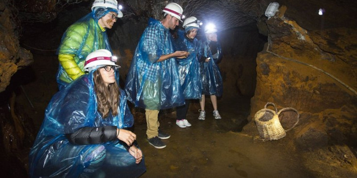 Visitants a la mina de Llorts abans de la pandèmia.