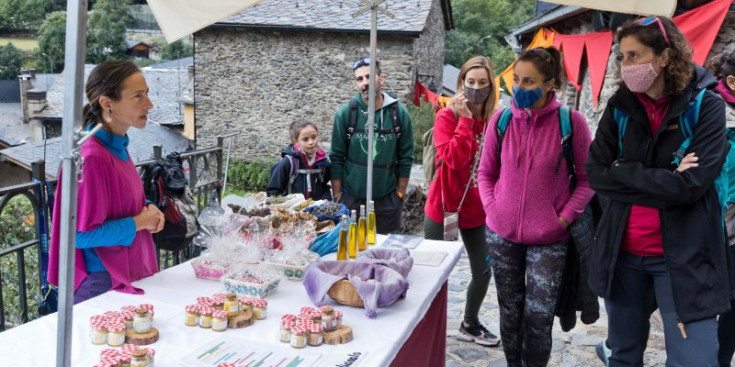 Visitants de la mostra s’interessen per una de les parades.