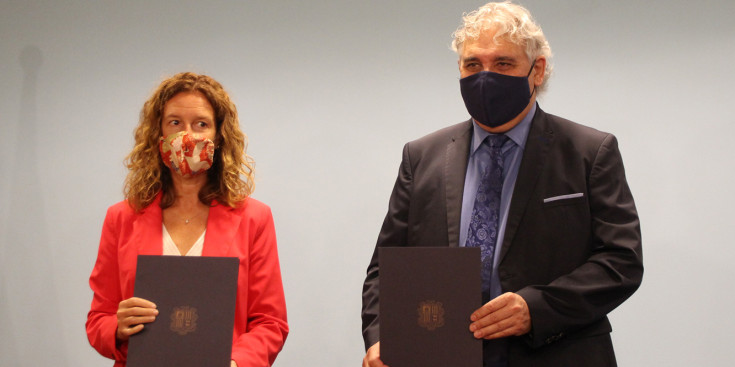 La ministra de Medi Ambient, Agricultura i Sostenibilitat, Sílvia Calvó, i el president de l'AGIA, Jordi Galobardas, signen els convenis
