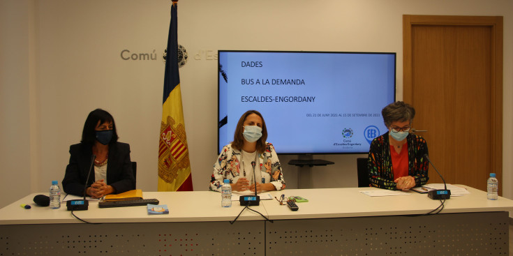 a cònsol major d’Escaldes-Engordany, Rosa Gili, amb Cèlia Vendrell i Montserrat Martell, en la roda de premsa.