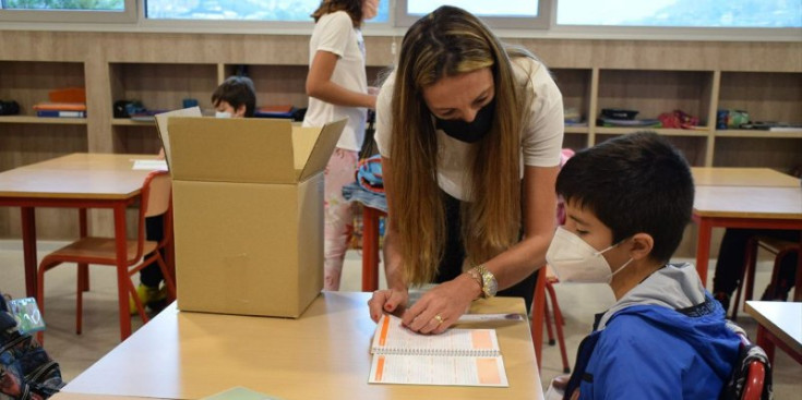 Una aula el primer dia de curs escolar.