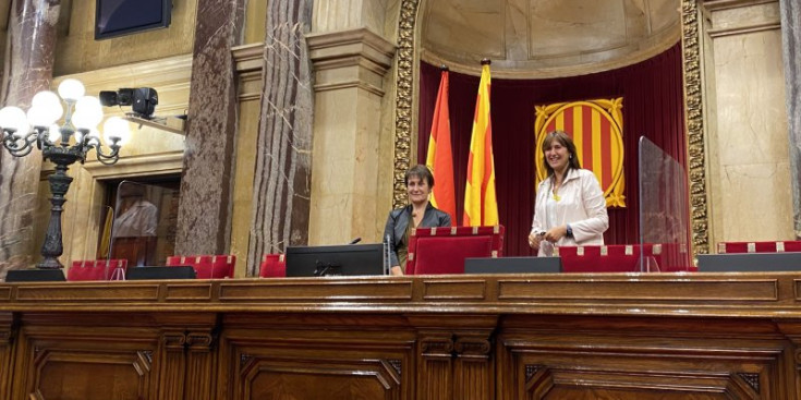 La síndica general, Roser Suñé, i la presidenta del parlament de Catalunya, Laura Borràs, durant la visita a la institució catalana.
