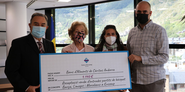 Un moment de la donació del xec per part del comú d'Encamp a Càritas.