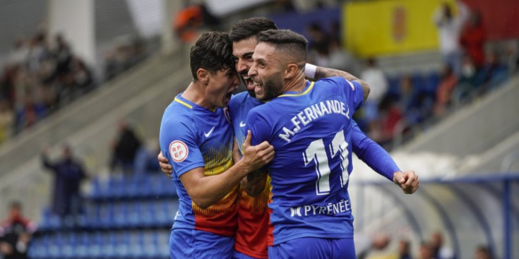 Rubén Bover i Marc Fernández se sumen a la celebració del gol de Carlos Martínez en el darrer partit de lliga.