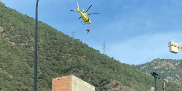 L’helicòpter del dispositiu de rescat en l’operació de trasllat de l’operari ferit.