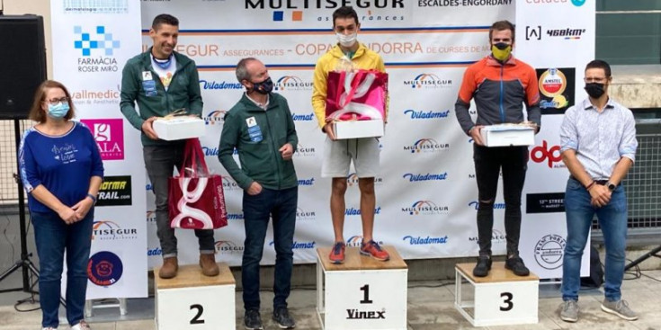 Imatge del podi de la cursa masculina de 21 quilòmetres.