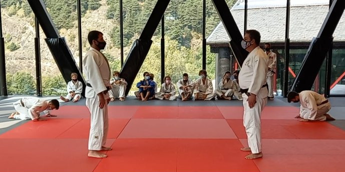 Dos judokes es preparen per iniciar l'entrenament.
