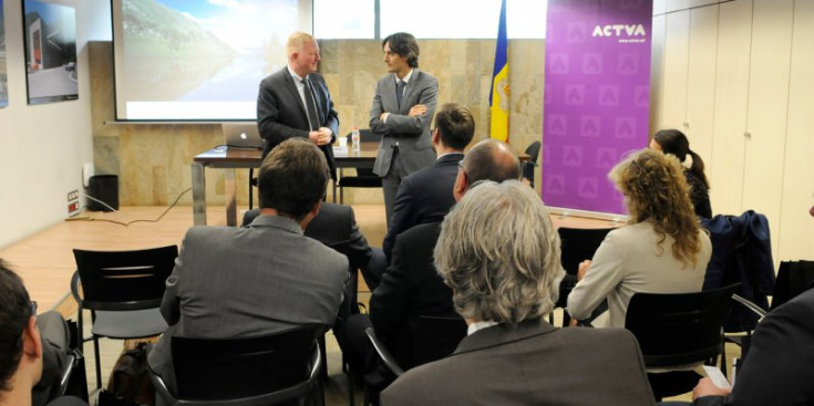 Josep María Missé parla amb el representant de la delegació alemanya de la Liberal International
