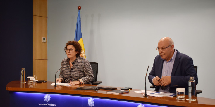 La ministra d'Afers Socials, Joventut i Igualtat, Judith Pallarés, i el director del departament d'Afers Socials i Joventut, Joan Carles Villaverde, durant la presentació de la nova convocatòria d'ajuts a l'habitatge de lloguer 2022.
