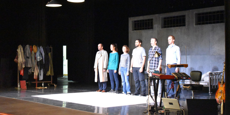 Els actors de l'obra de teatre 'Intramuros' sobre l'escenari just abans de començar la funci