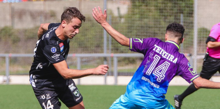Víctor Bernat regateja Teixeira en el darrer partit entre l’FC Ordino i el CE Carroi.
