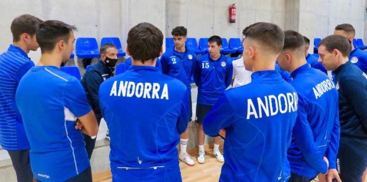 La selecció andorrana de futbol sala en l’entrenament previ abans de sortir cap a Malta.