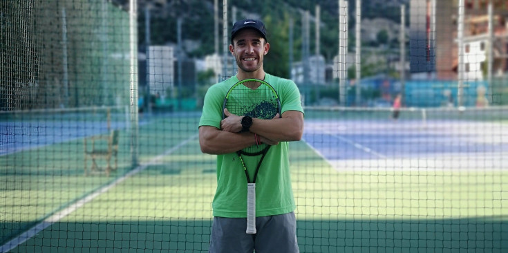 Èric Garcia a les pistes de tennis abans d'una sessió d'entrenament.
