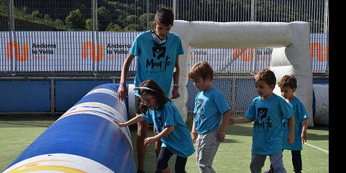 Infants jugant un partit de futbol a la pista inflable habilitada pel comú d'Andorra la Vella a l'estadi comunal Joan Samarra i Vila.