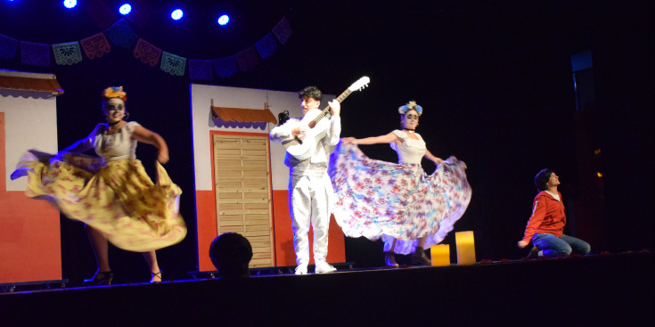 Una escena de la representació del musical infantil 'Coco' aquesta tarda a la sala de festes del Complex Esportiu i Sociocultural d'Encamp.