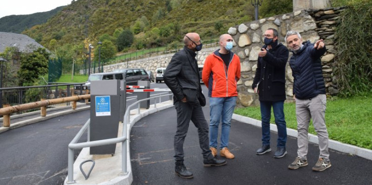 Els consellers encampadans Xavier Fernández i Joan-Marc Pifarré, durant la inauguració de l’aparcament de les Bons, celebrada ahir.