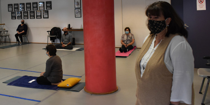 La consellera de Social, Meritxell Pujol, durant la visita al taller de ioga.