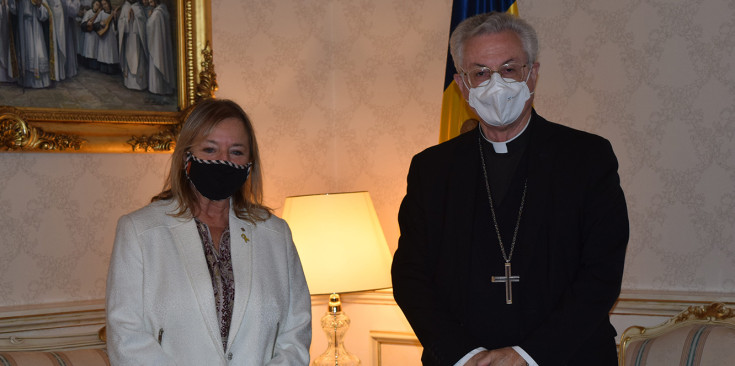 La directora general d'Afers Religiosos de la Generalitat, Yvonne Griley, i l'arquebisbe d’Urgell i copríncep episcopal, Joan-Enric Vives.