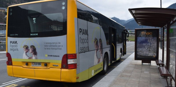 Un autobús de les línies nacionals en una parada.