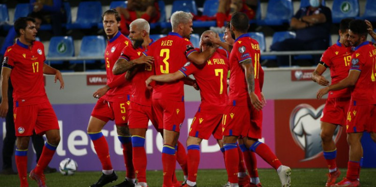 Els jugadors celebren un gol a l’Estadi Nacional en un partit pertanyent als Europeans Qualifiers.