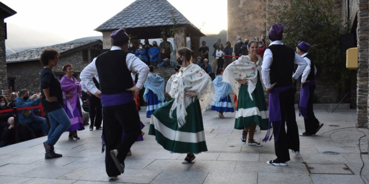 Un moment del Contradans, ahir a la plaça Major d’Ordino.