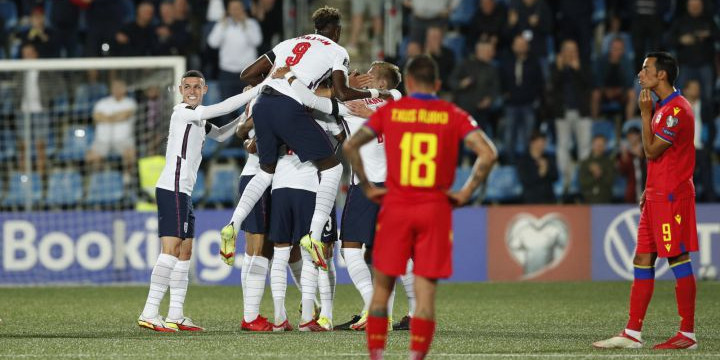 Els anglesos celebren un gol a l'Estadi Nacional.