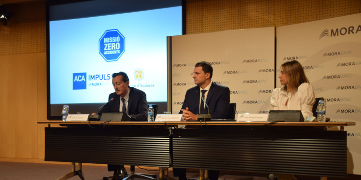 El president de l'Automòbil Club d'Andorra, Enric Tarrado; el ministre de Presidència, Economia i Empresa, Jordi Gallardo, i la directora de Comunicació i Marca de MoraBanc, Mireia Maestre, presenten la nova campanya de seguretat viària.