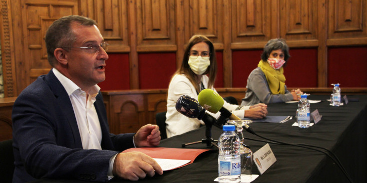 Josep Majoral, Sílvia Riva i Mar García durant la roda de premsa d’ahir.