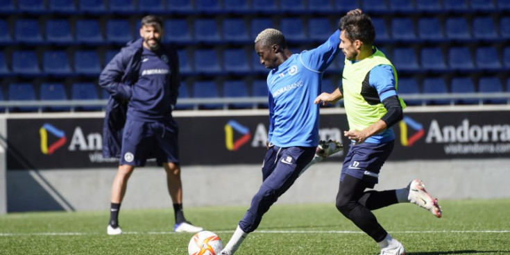 Zourdine i Martín lluiten una pilota sota la mirada d’Eder Sarabia en un dels entrenaments d’aquesta setmana.