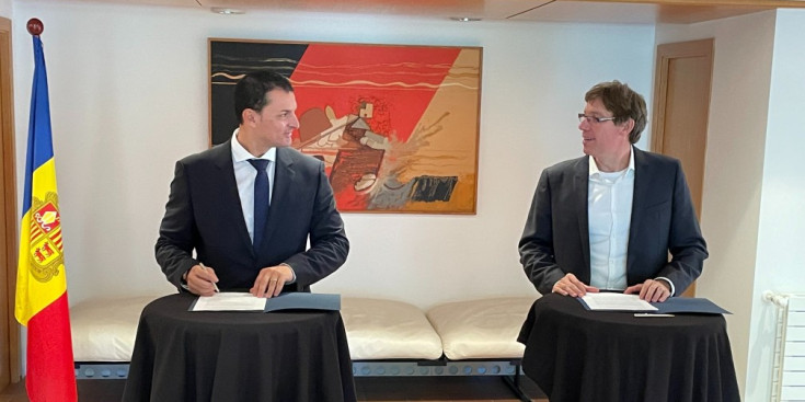 El ministre Jordi Gallardo i el representant de Microsoftn Sebastián Lancestremere durant la firma.