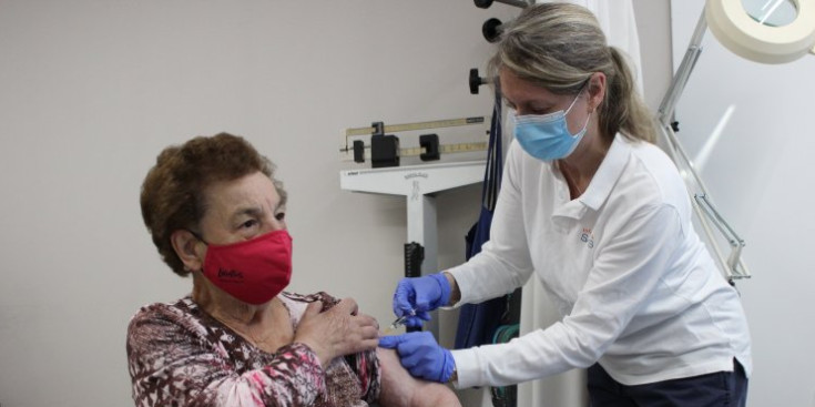 Un moment de la vacunació de la Montse, per part de Paqui Guerrero, infermera del CAP de la Massana.