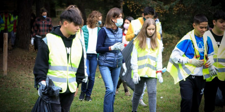 Un moment del Clean Up Day, ahir al llac d’Engolasters, amb les ministres Calvó i Vilarrubla.